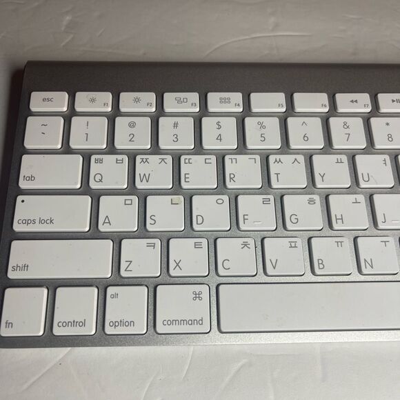 Genuine Apple Magic A1314 Bluetooth Wireless Slim Aluminum Keyboard Silver with - Picture 2 of 6